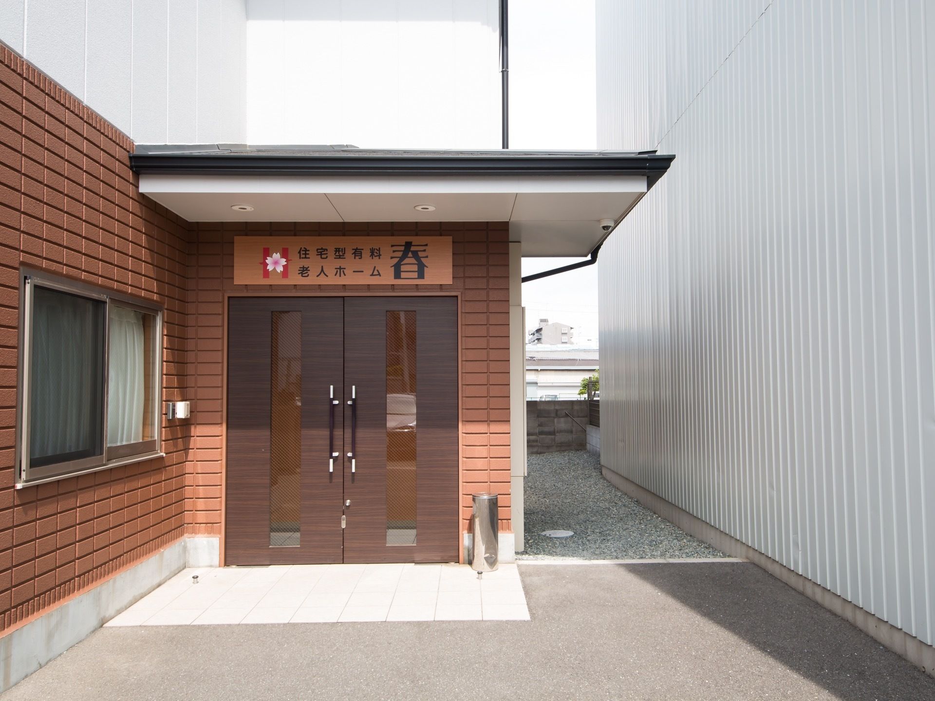 ダークブラウンが落ち着いた雰囲気をかもし出している。大きな屋根と照明を完備しているので、雨の日でも濡れる心配が少ない。
