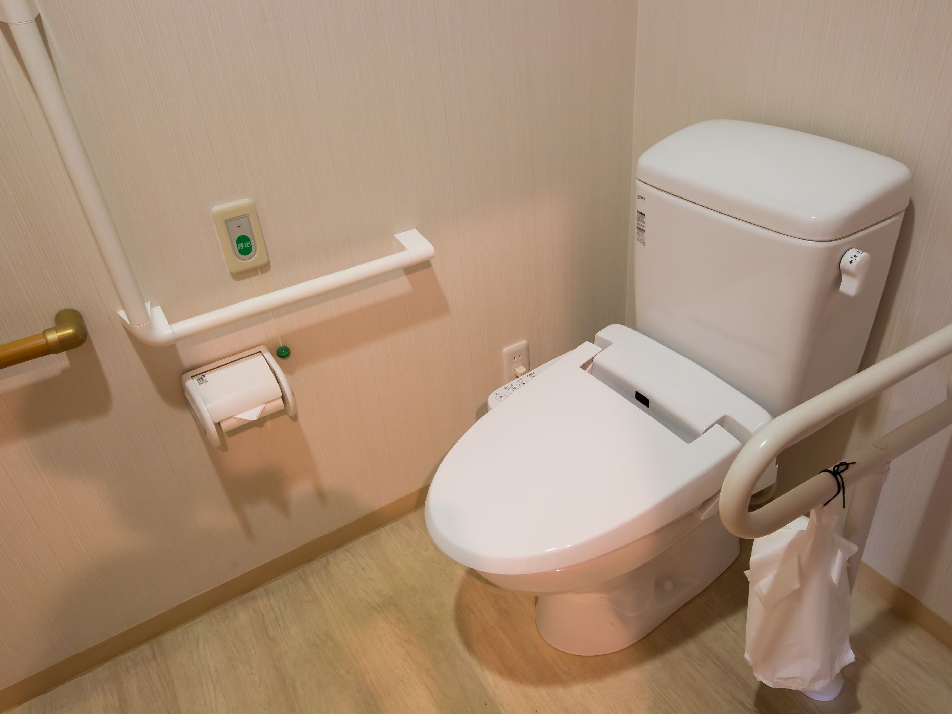 万一の際にスタッフを呼ぶための緊急ボタンが付いているトイレ