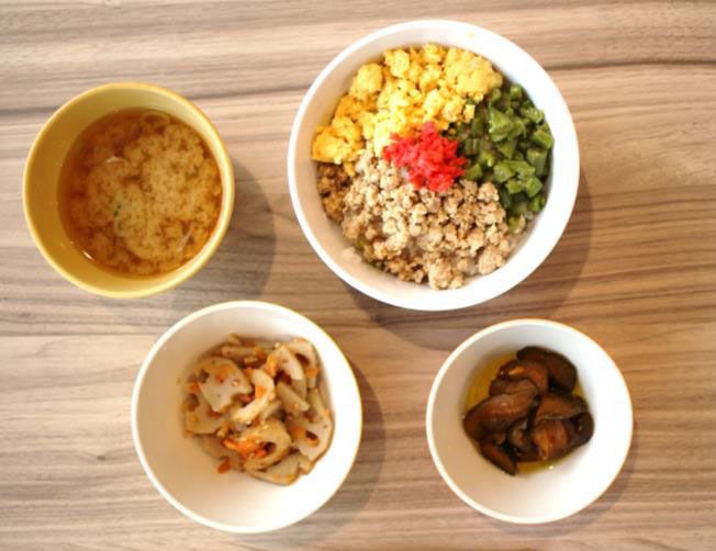 三食丼と蓮根のきんぴら、きゅうりの漬物と味噌汁のセット