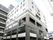 白とグレーを基調とした14階建ての建物は、高層マンションのような造りである。上階から眺める風景は格別である。