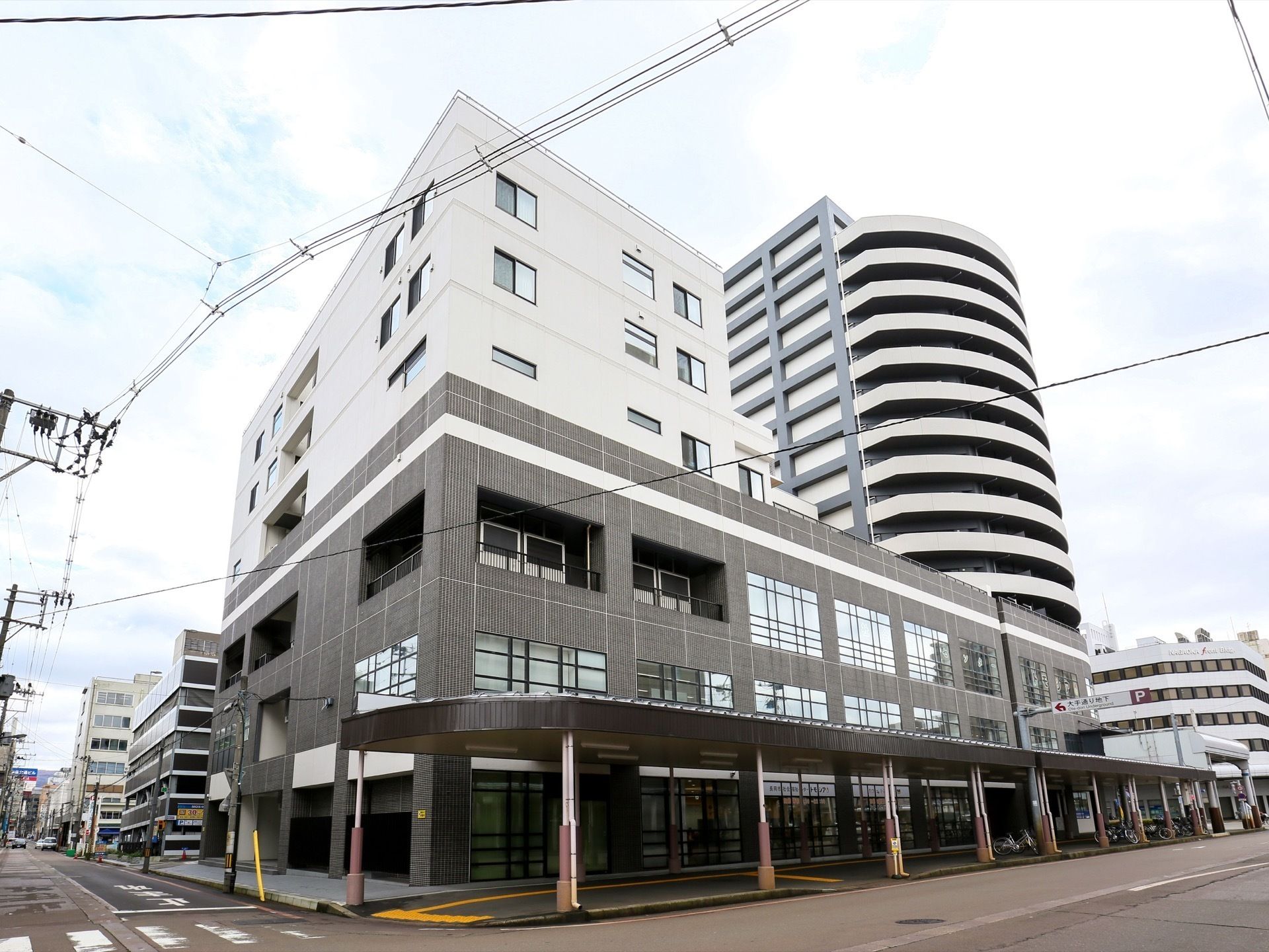 鉄骨造りの14階建ての建物は、施設と思えないモダンな印象の外観である。最寄の駅からも近く、移動にも便利な立地である。
