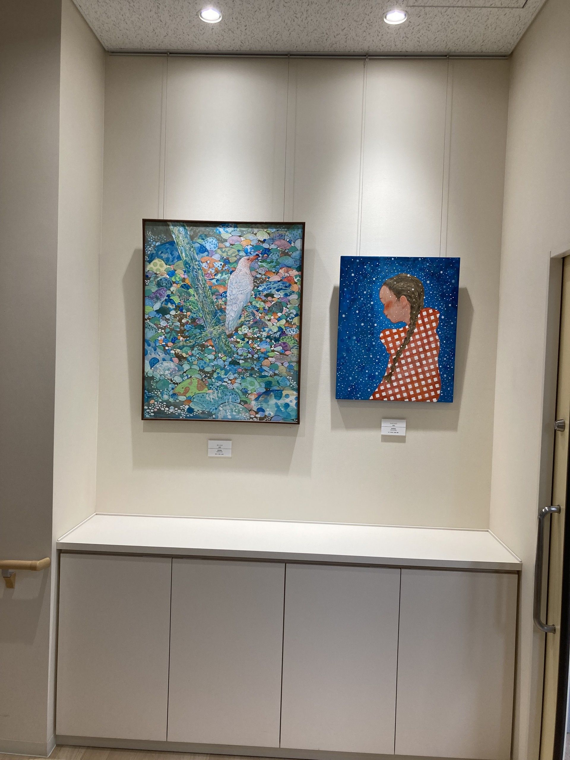 壁に掛けられた絵画の廊下