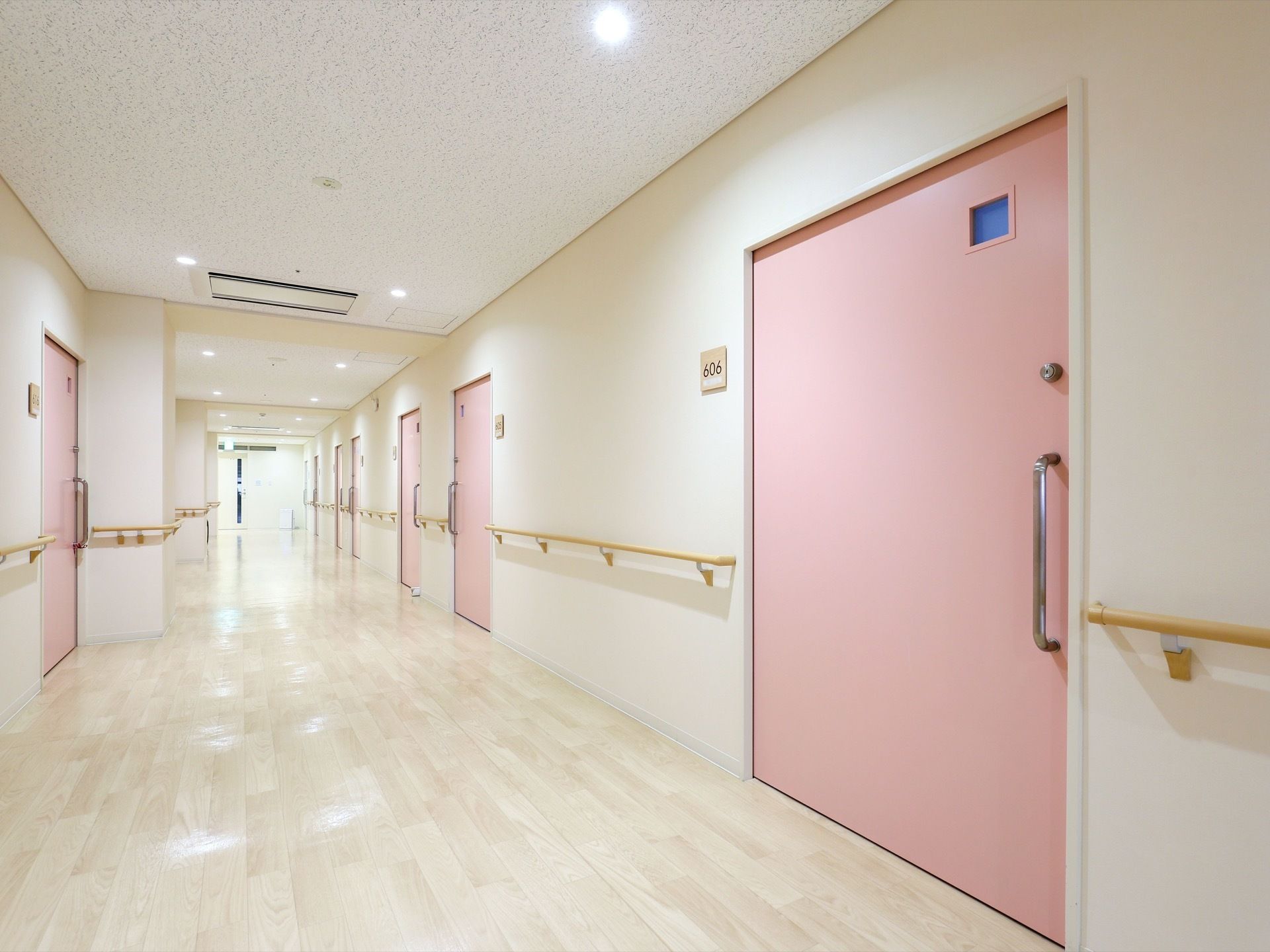 壁両サイドに、木製の手すりがある。天井に埋め込み型の空調機を完備。幅は広々としている。