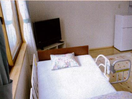 居室に設置されているベッドには開閉可能な金属製の柵が設置されており、就寝中にベッドから転落するのを防止できる。