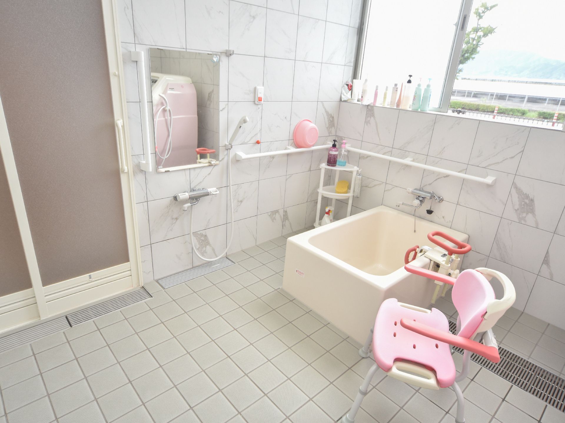 介助が必要ない方は、お一人で入っていただける浴室も利用できる。手すりや背もたれ、滑り止めのついた座椅子があり、幅広い方に利用していただける。