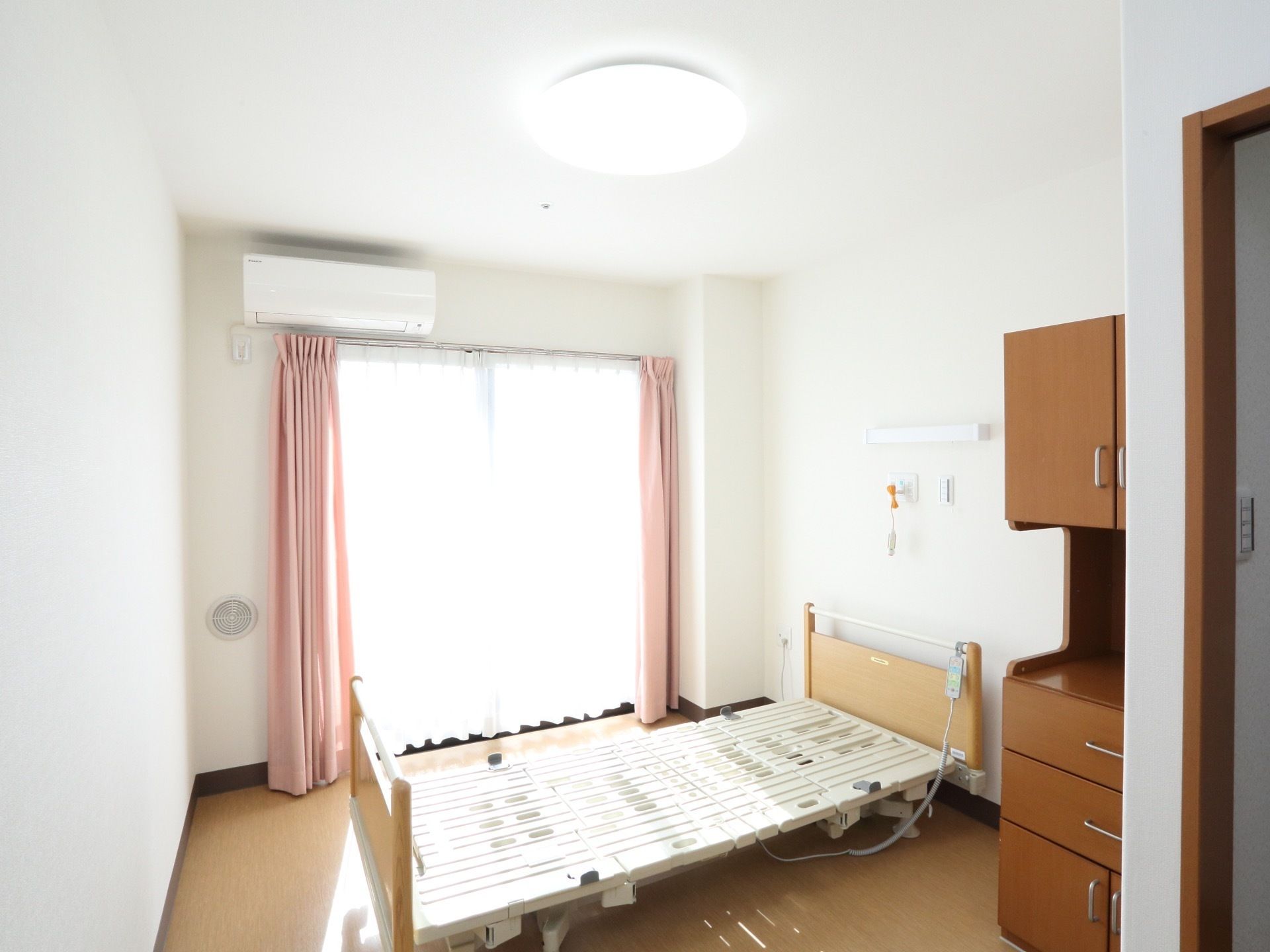 空調設備を完備した居室には窓があり、大変明るい部屋である。電動ベッドが置かれ、体位の変更など容易に行え便利である。