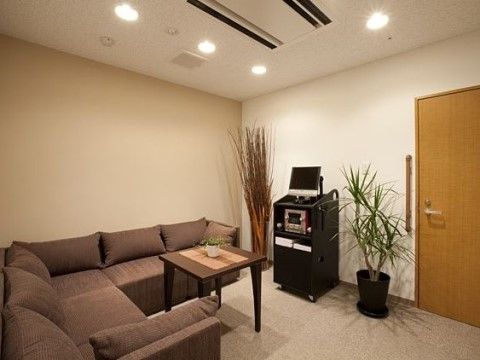 「シニア町内会 NARITA公津の杜」のカラオケルーム。アクティブに歌うことのできるカラオケルームである。