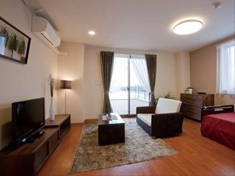 「シニア町内会 NARITA公津の杜」の居室。バルコニーからの眺望は抜群に良い。