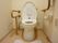 トイレ内には、ナースコールができるボタンがついている。また、壁には、トイレの機能を使うコントローラーが設置されている。