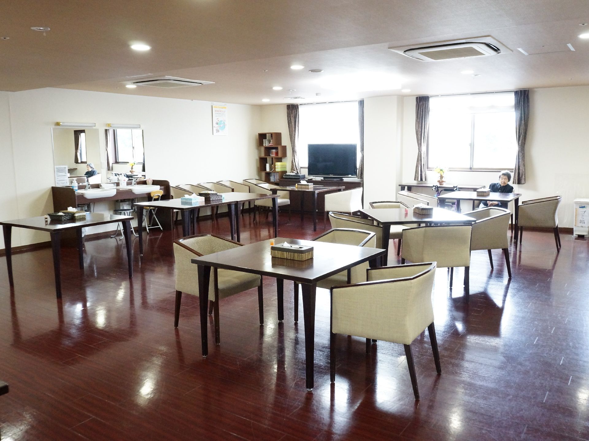 大人数で集まることができる部屋には、正方形の机の四方に椅子を設置して使う。椅子は、背部から手元まで包み込むデザインになっている。