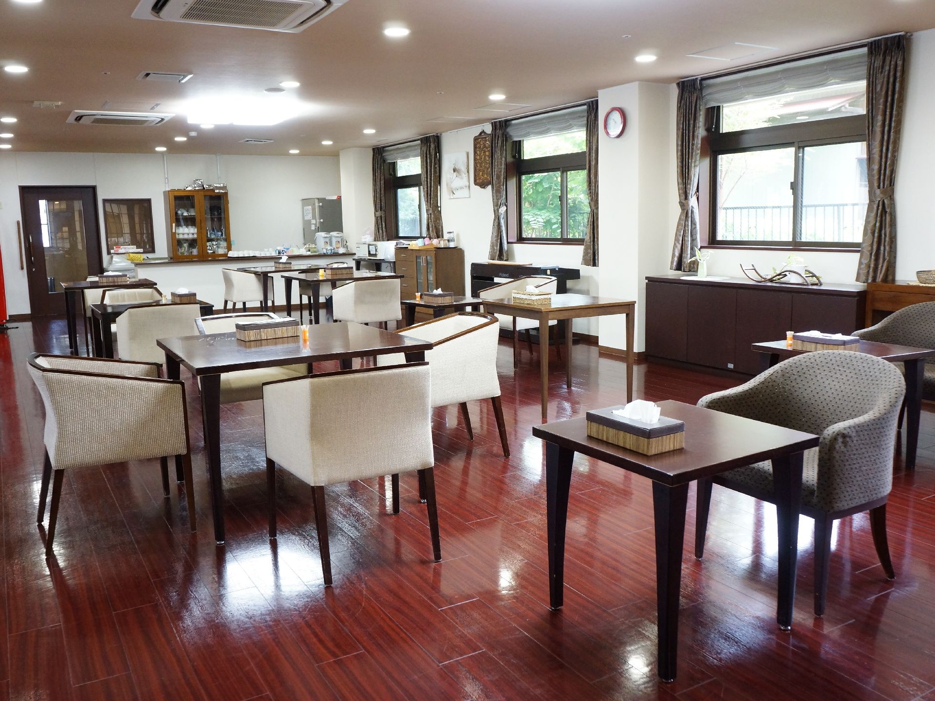 皆が集まる部屋には、カウンターがあり、その裏側には冷蔵庫と食器棚が置かれている。自動販売機もあるので、好きなドリンクが手に入る。