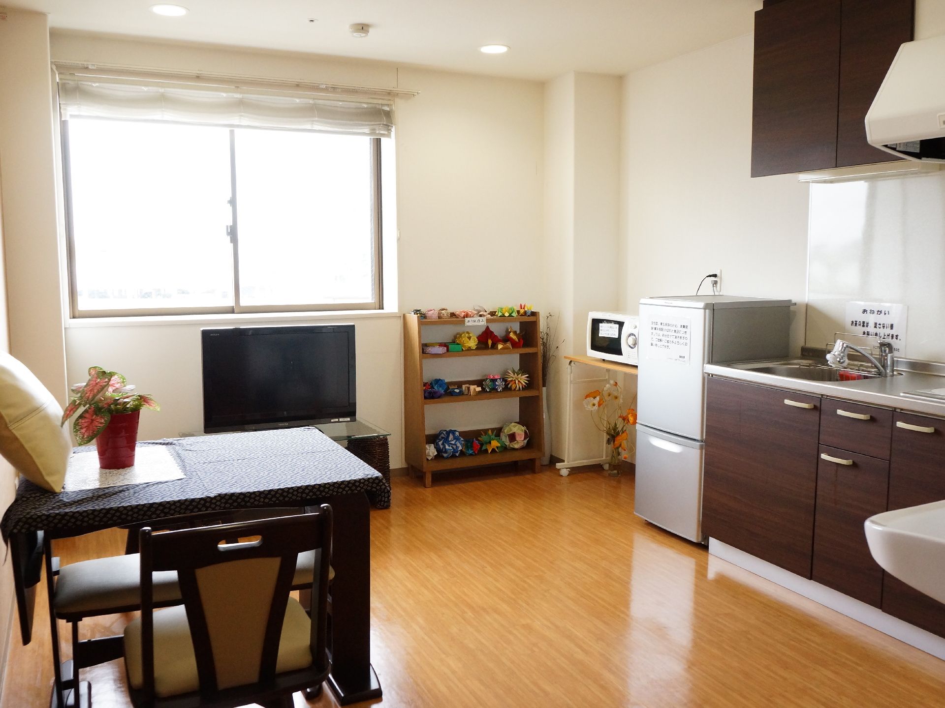 キッチンの設備と冷蔵庫、電子レンジ、テレビなどが置かれている。共同キッチンはペットフロア専用である。