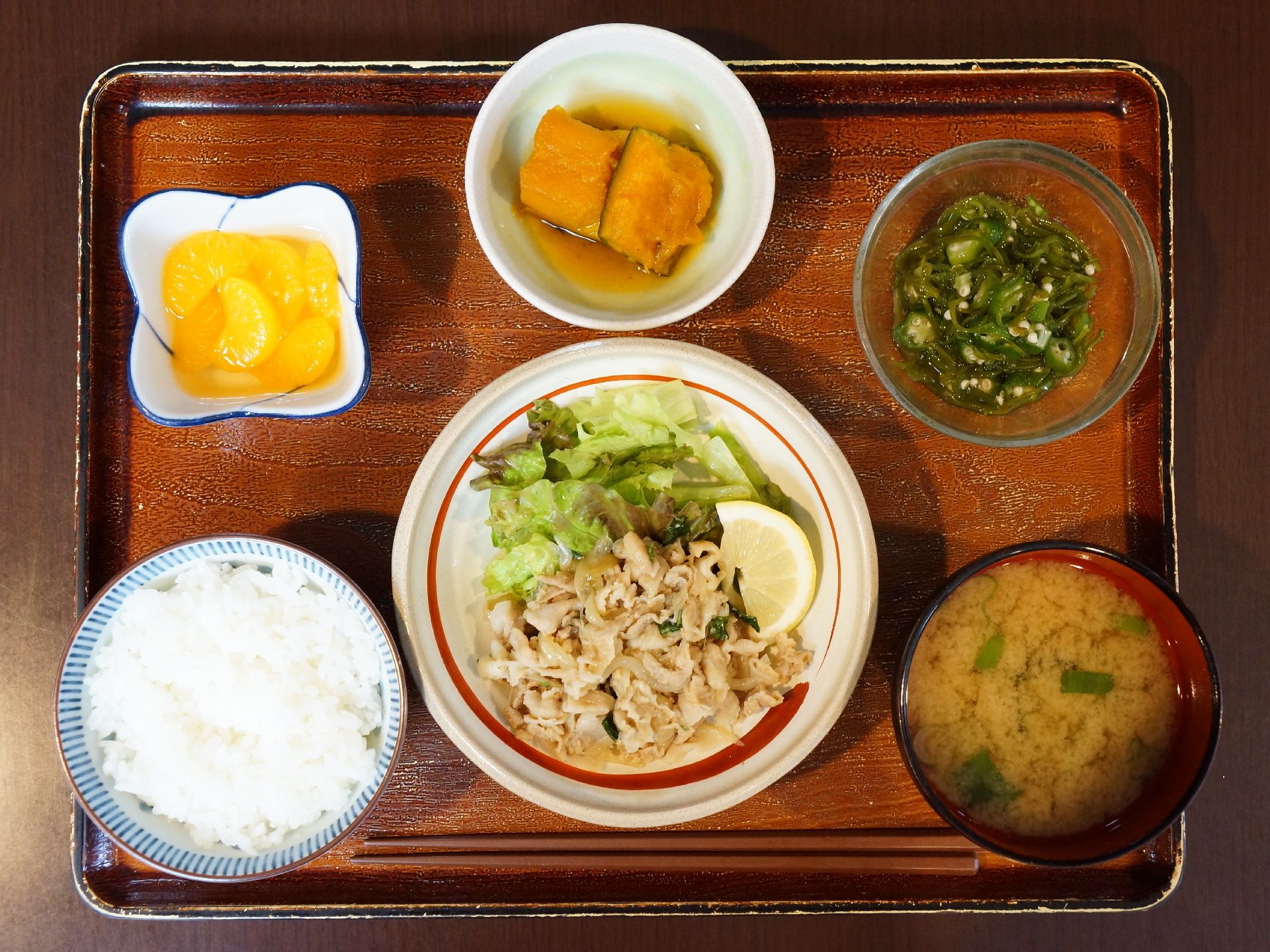 食事には、味噌汁のほか、煮物、和え物、フルーツなどが用意されている。野菜など食物繊維が取れる献立が考えられている。