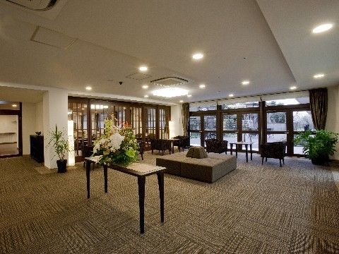 「シニア町内会 NARITA公津の杜」のエントランス・ロビー。物静かな色合いのロビーとなっている。