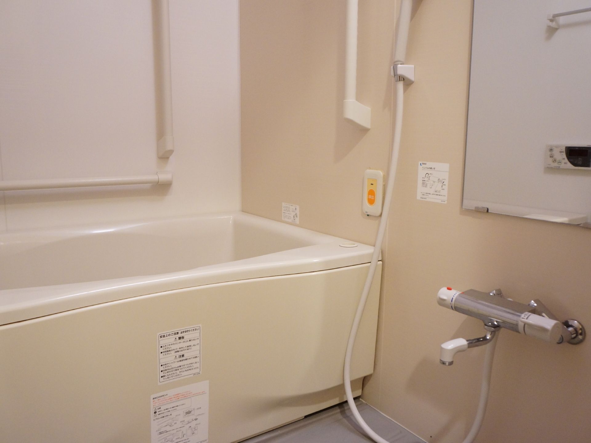 風呂には、シャワーと浴槽がついている家庭的な設備を採用している。壁には、ナースコールが設置してあり、またつかまるための取っ手も多数ある。
