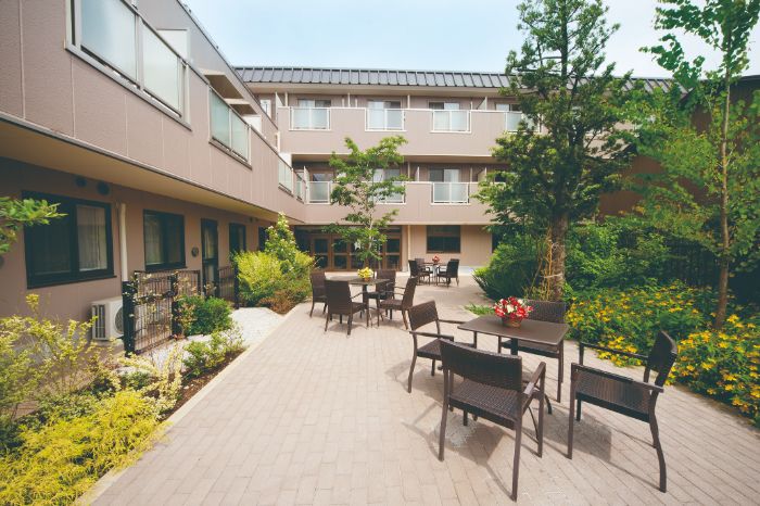 上空から中庭を撮影した様子。緑が取り囲む真ん中にガーデンテーブルが置いてある