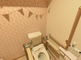 清潔で明るい介護施設のトイレ空間