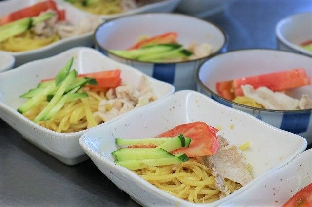小鉢に盛り付けられた冷やし中華