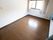 居室には窓があり、陽の光が差し込んでいる。自分好みの部屋にレイアウトをすることができるので、住みやすさを感じられる。