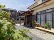 施設は住宅街に立地しており、２階建ての民家風になっている。入口には屋根が設置されている。庭は石畳風になっている。