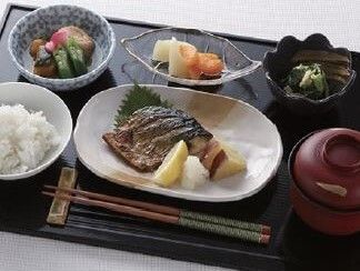 トレーの上に、ご飯、汁物、焼き魚と小鉢が３つ並べられている。盛り付けにもこだわったバランスの良い和食で、量も適切である。
