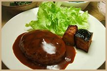 レタスと角切りのかぼちゃを添えたデミグラスハンバーグ
