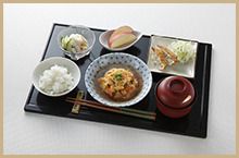 リンゴのデザートが付いたメニュー