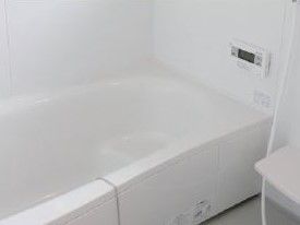 広い浴槽である。コントローラーが浴槽のそばについているので、入居者様に合った適切な温度設定が自由にできる。