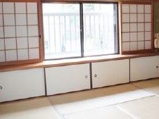 ４面の地袋の付いた窓際が落ち着いた雰囲気の畳の間である。障子戸なので、閉めても部屋の明るさが保たれる。