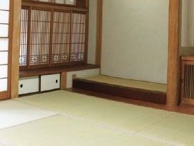 書院造りの床の間が本格的な和室である。畳は夏は涼しく、冬は暖かく、ゆったりとした時間を過ごせる空間である。