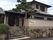 純和風の２階建て。落ち着いた高級感のある外観である。大きな松が目印になっている。階段には手すりが設置されている。