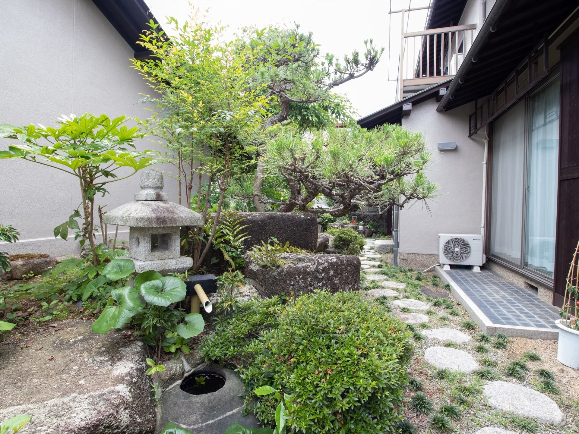日本庭園風の庭である。木々が植えられている。その周りには、散歩用の道がつくられており、道筋には飛び石が敷かれている。