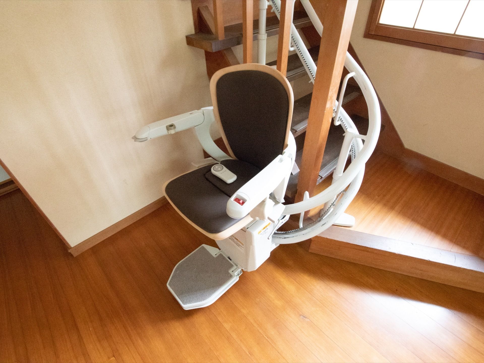 座ったままで階段を昇り降りすることができる椅子型昇降機である。操作は手元にあるリモコンで簡単に行うことができる。
