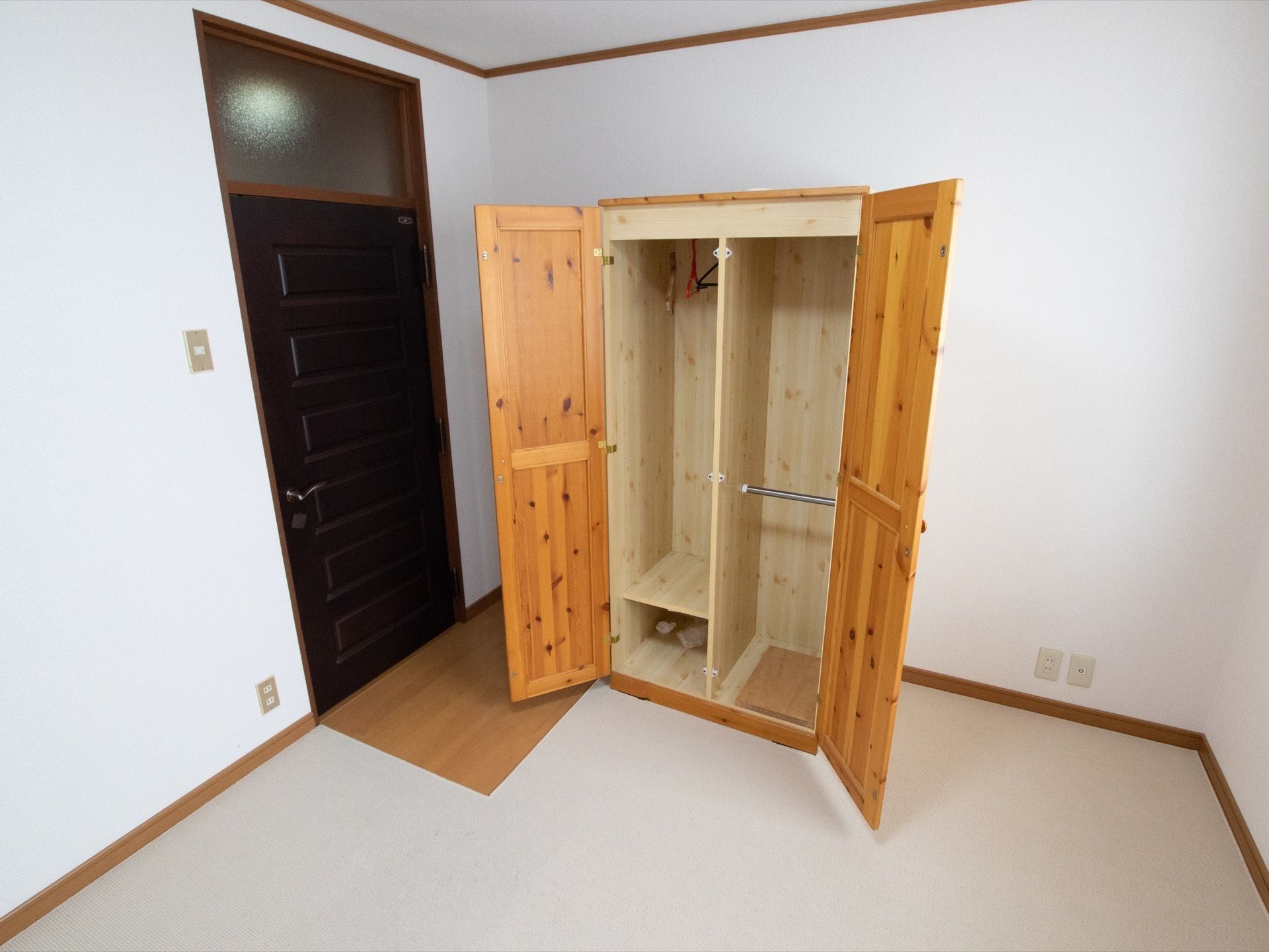居室に備え付けられた洋服ダンスである。左右に分けられており、コートなどの長い洋服と、シャツなどの丈の短い洋服を掛けられる場所がある。