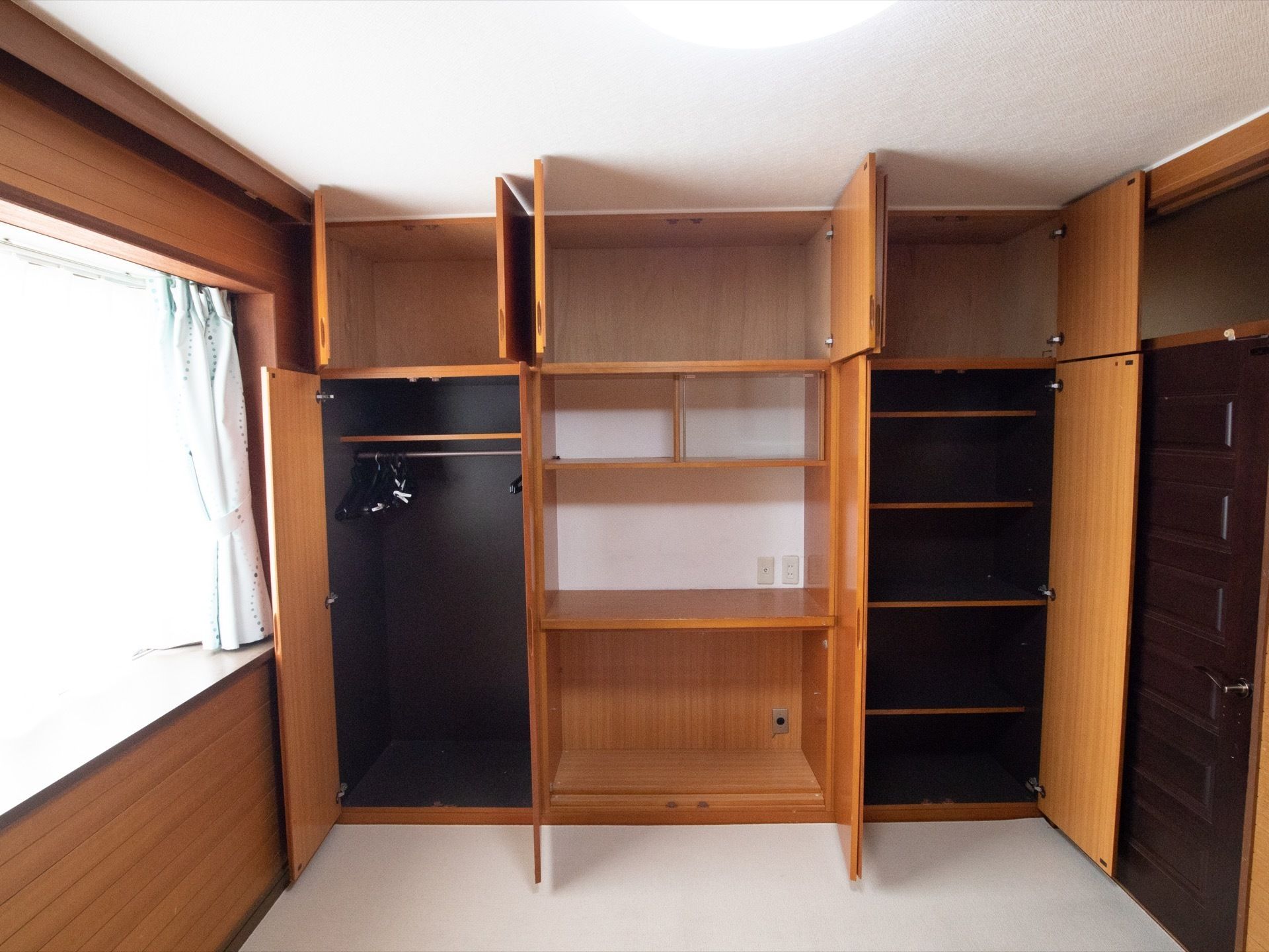 個室の壁一面には収納棚が設置されている。三種類の棚があり、かなりの収納力がある。壁には窓が付いている。