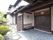 和風の建物で、入口は格子の入った木製の引き戸である。タイル張りのポーチの壁には木のベンチが備わっている。