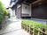 玄関までは石でできた道が整備されており、その周辺は樹木が植えられている。玄関から奥には飛び石が置いてある。