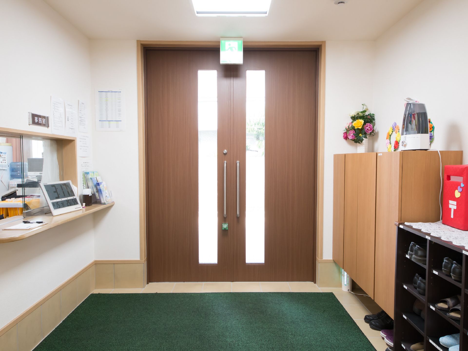 段差のないつくりにしている、事務室となりにあるエントランス