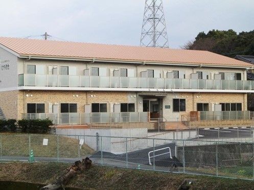 ピンクの屋根とレンガ造りの壁面が印象的な施設の外観