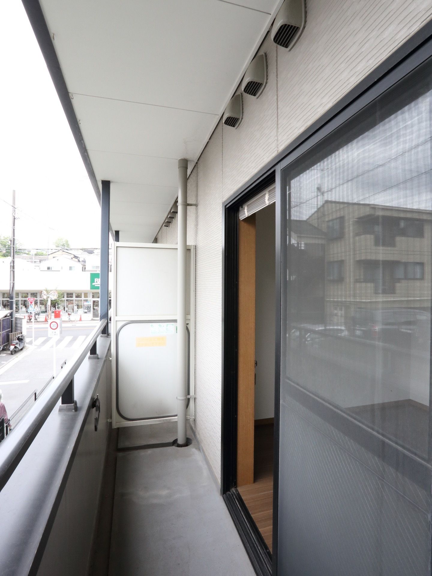 ベランダは隣の部屋と仕切ってあり、各部屋ごとに自由に利用することが可能だ。コンクリートを張ったシンプルで平らなフロアなので歩きやすい。