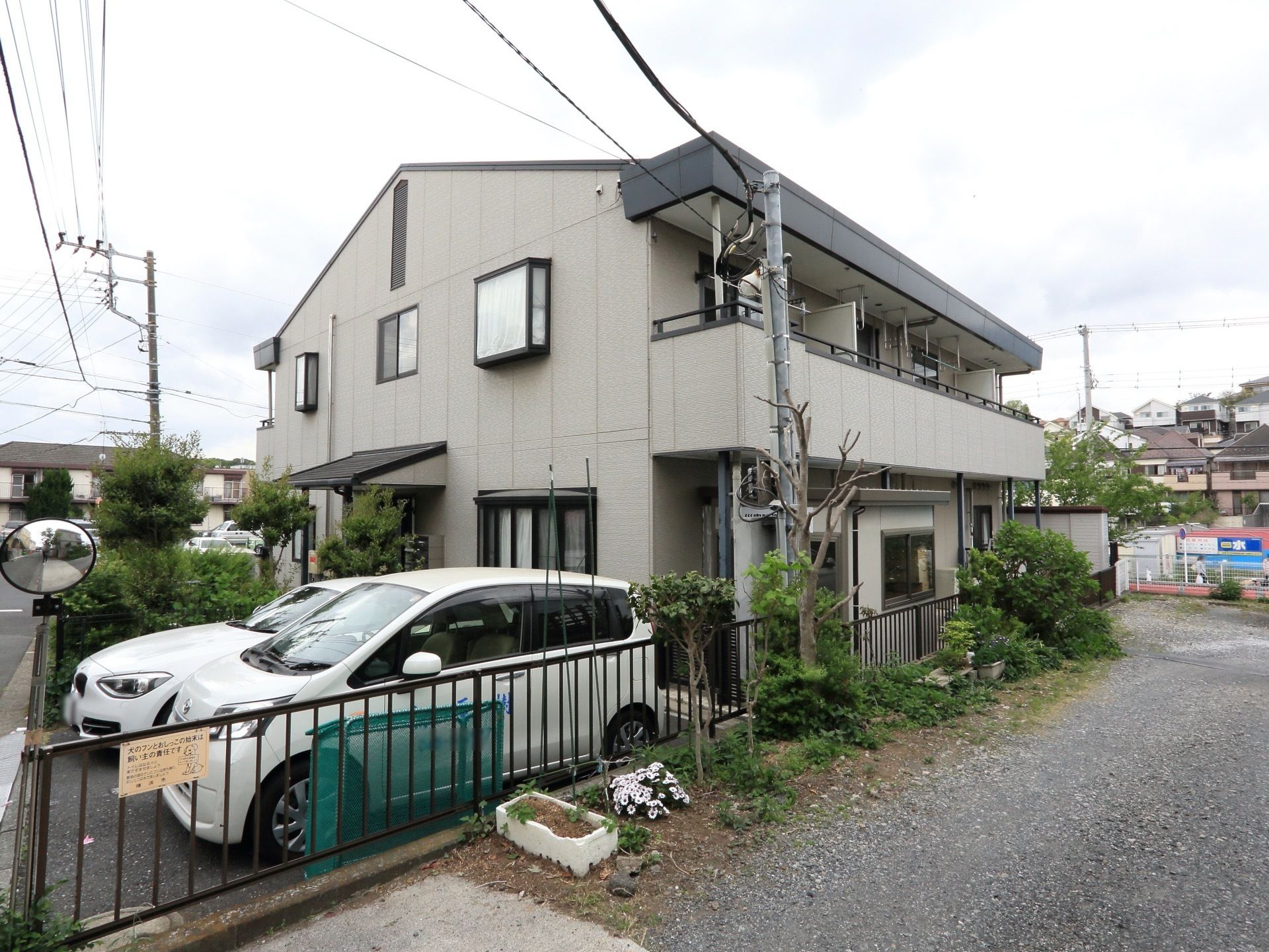 ２階建てのホームは、入口が中央にありサイドにベランダが見えている。グレーとブラックを組み合わせたカラーリングである。
