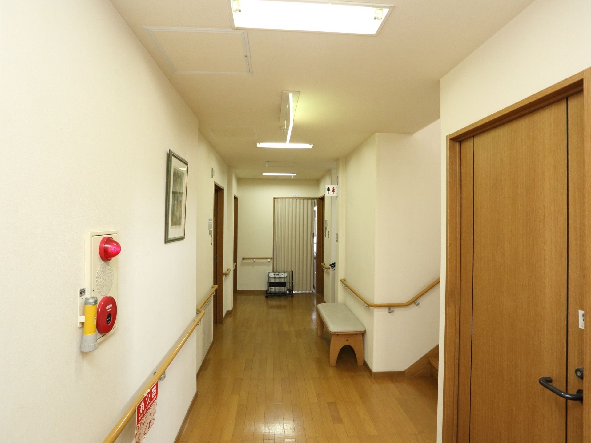 歩きやすいように、通路や階段に取り付けられている手すり