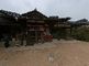 自然に囲まれた建物の外観