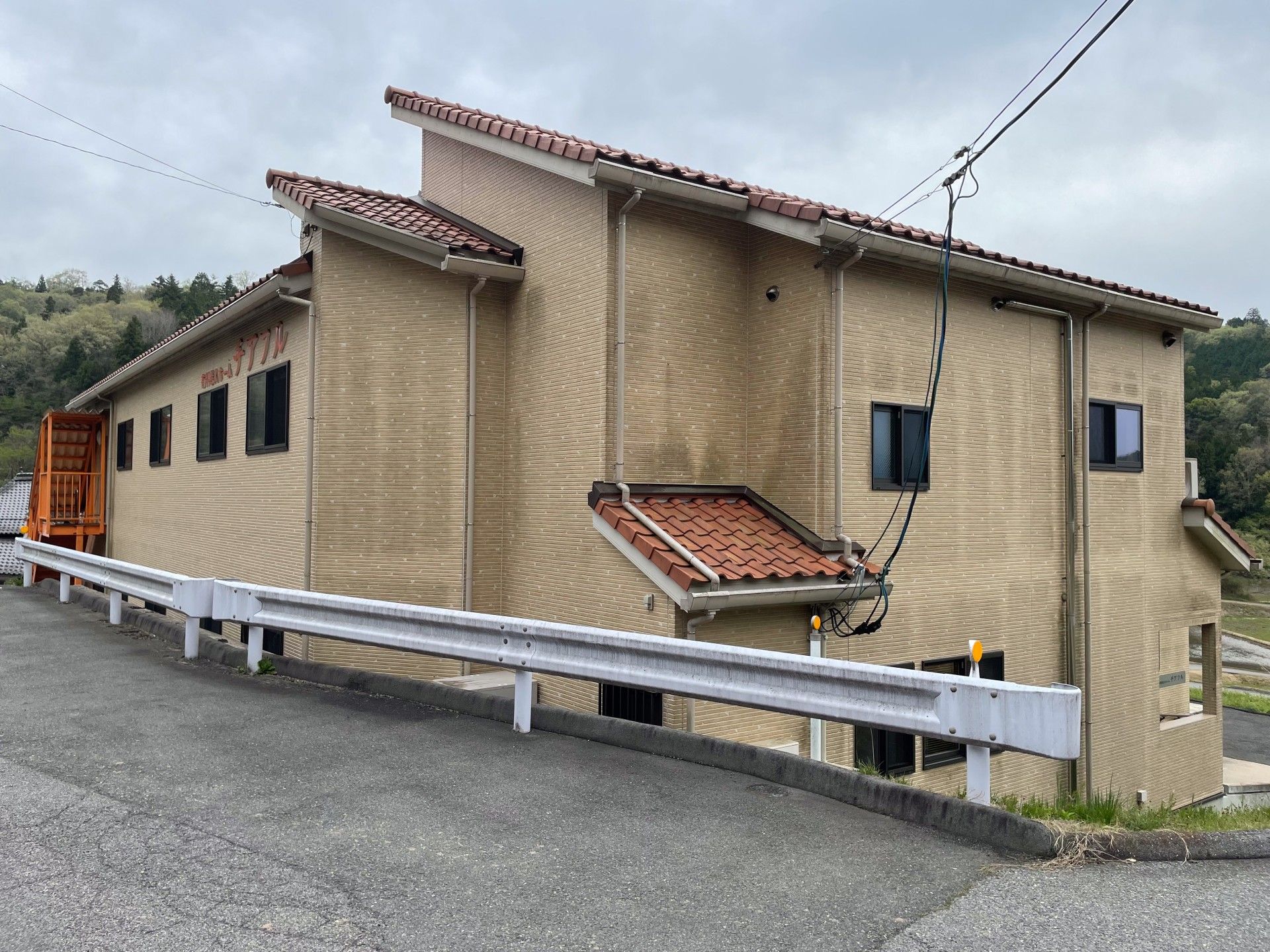 茶色の建物の外観