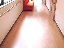 廊下は片方の壁が窓になっており明るいスペースである。手すりを窓の下に設置しており、安全に移動することができる。