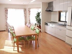 広々とした明るいスペースにテーブルと椅子を設置している。キッチンがそばにあり、大勢で会話を楽しみながら食事をすることができる。