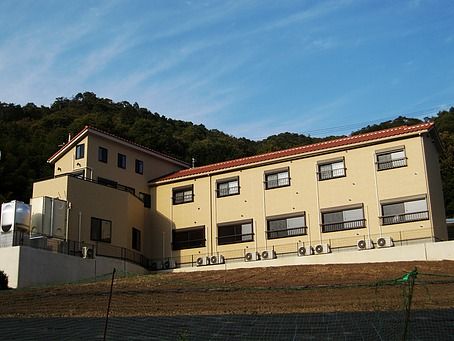 施設の周りは木々が多く植えられた自然あふれる環境になっており、自然に親しみながらゆったりと過ごすことができる。