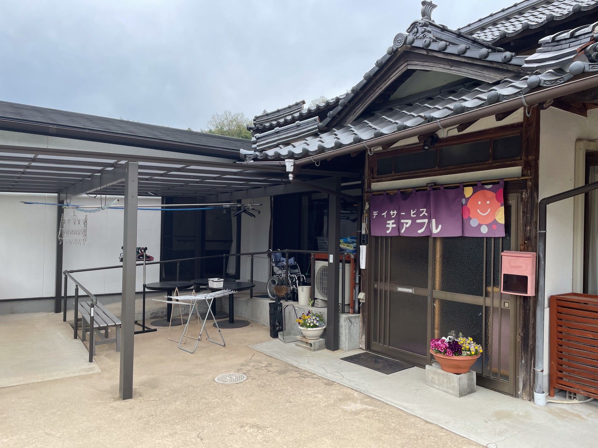 玄関と屋外スペース