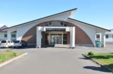 広々とした入り口の建物