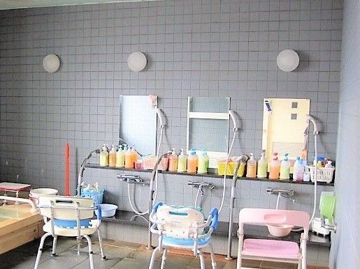 浴室には、立ち上がりが楽に行えるシャワーチェアを設置している。手すりもあるので安心してご利用いただける。